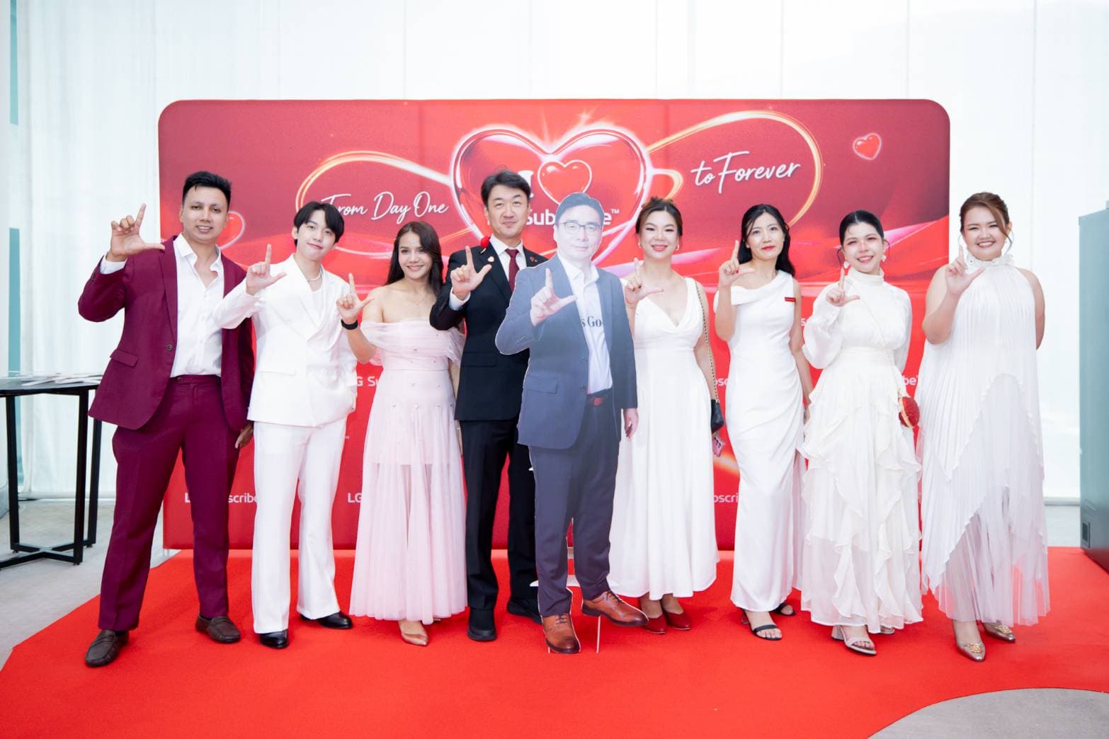 ภาพหมู่ทีมตัวแทนในงาน From Day One to Forever